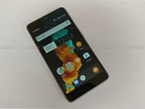 ಹೇಗಿದೆ ಗೊತ್ತಾ ಸಚಿನ್ ಸ್ಮಾರ್ಟ್‌ಪೋನ್..? ಬೆಲೆ ಕೇಳಿದ್ರೆ ಬೆಚ್ಚಿ ಬೀಳ್ತಿರಾ...!!