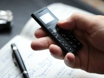 ದೊಡ್ಡ ಫೋನ್ ಬೇಡ ಎನ್ನುವವರಿಗಾಗಿಯೇ ವಿಶ್ವದ ಅತೀ ಸಣ್ಣ ನ್ಯಾನೋ ಫೋನ್..!