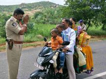 ಪೊಲೀಸ್ ಅಧಿಕಾರಿ ಕೈಮುಗಿದ ಫೋಟೋ: ಫೇಸ್‌ಬುಕ್-ವಾಟ್ಸ್ಆಪ್ ನಲ್ಲಿ ವೈರಲ್..!!