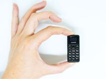 ಸಿಗರೇಟ್ ಲೈಟರ್ಗಿಂತಲೂ ಚಿಕ್ಕ ಗಾತ್ರ, ಚಿನ್ನದ ಸರಕ್ಕಿಂತ ಕಡಿಮೆ ತೂಕ ಫೋನ್ ಮಾರುಕಟ್ಟೆಗೆ...! ಸಿಗರೇಟ್ ಲೈಟರ್ಗಿಂತಲೂ ಚಿಕ್ಕ ಗಾತ್ರ, ಚಿನ್ನದ ಸರಕ್ಕಿಂತ ಕಡಿಮೆ ತೂಕ ಫೋನ್ ಮಾರುಕಟ್ಟೆಗೆ...!