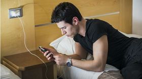 ಚಾರ್ಜ್ ಆಗುವಾಗ ಮೊಬೈಲ್ ಬಳಸಿದರೆ ಸ್ಪೋಟವಾಗುವುದಿಲ್ಲ!..ನಿಖರ ಕಾರಣ ಇದು!!