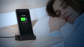 ರಾತ್ರಿಯಿಡಿ ಸ್ಮಾರ್ಟ್‌ಫೋನ್ ಚಾರ್ಜ್ ಮಾಡಬೇಡಿ: ಯಾಕೆ..?