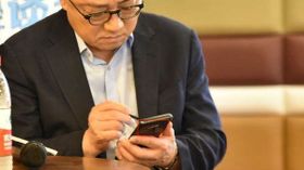 ಬಿಡುಗಡೆಗೂ ಮುನ್ನವೇ 'ನೋಟ್ 9' ಜೊತೆ ಕಾಣಿಸಿಕೊಂಡರು ಸ್ಯಾಮ್‌ಸಂಗ್ ಸಿಇಒ!!