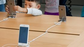 ಸ್ಮಾರ್ಟ್ ಫೋನ್ ಖರೀದಿಸಬೇಕು ಎಂದುಕೊಂಡಿದ್ದೀರಾ? ಒಮ್ಮೆ ಈ ಕಹಿ ಸುದ್ದಿಯನ್ನು ಓದಿ! ಸ್ಮಾರ್ಟ್ ಫೋನ್ ಖರೀದಿಸಬೇಕು ಎಂದುಕೊಂಡಿದ್ದೀರಾ? ಒಮ್ಮೆ ಈ ಕಹಿ ಸುದ್ದಿಯನ್ನು ಓದಿ!