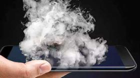 ಕಾರಿನಲ್ಲಿ ಸ್ಪೋಟಗೊಂಡ ಸ್ಮಾರ್ಟ್ ಫೋನ್- ಪ್ರಾಣಾಪಾಯದಿಂದ ಪಾರಾದ ಬ್ಯುಸಿನೆಸ್ ಮೆನ್