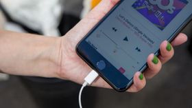 ಹೀಗೇ ಮೊಬೈಲ್ ಚಾರ್ಜ್ ಮಾಡುವುದು ಎಷ್ಟು ಅಪಾಯಕಾರಿ ಗೊತ್ತಾ?