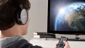 ನಿಮ್ಮನ್ನ ಬಿಟ್ಟು ಟಿವಿ ಸೌಂಡ್ ಯಾರಿಗೂ ಕೇಳದಂತೆ ಟಿವಿ ನೋಡಲು ಹೀಗೆ ಮಾಡಿ!