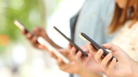 ನಿಮ್ಮ ಸ್ಮಾರ್ಟ್ಫೋನ್ಗೆ ಮರೆಯದೆ ಈ ಸೆಕ್ಯುರಿಟಿ ಕ್ರಮಗಳನ್ನು ಅನುಸರಿಸಿ! ನಿಮ್ಮ ಸ್ಮಾರ್ಟ್ಫೋನ್ಗೆ ಮರೆಯದೆ ಈ ಸೆಕ್ಯುರಿಟಿ ಕ್ರಮಗಳನ್ನು ಅನುಸರಿಸಿ!