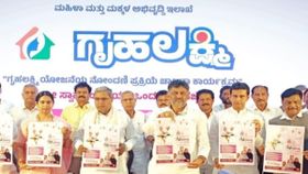 Gruhalakshmi Scheme: ಗೃಹಲಕ್ಷ್ಮಿ ಯೋಜನೆಯ ಫಲಾನುಭವಿಗಳ ಲಿಸ್ಟ್‌ ಬಹಿರಂಗ.. ನಿಮ್ಮ ಹೆಸರಿದೆಯಾ ಚೆಕ್‌ ಮಾಡಿ!