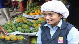 கல்லூரி கட்டணம் செலுத்த மீன் விற்ற மாணவியின் சுவாரசியம்.!