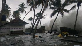 கேரளாவை புரட்டி போட்ட மழை: வெள்ளத்தில் சிக்கி தவித்த மக்கள்:முடிந்தால் உதவுங்கள் தமிழக மக்களே.! கேரளாவை புரட்டி போட்ட மழை: வெள்ளத்தில் சிக்கி தவித்த மக்கள்:முடிந்தால் உதவுங்கள் தமிழக மக்களே.!