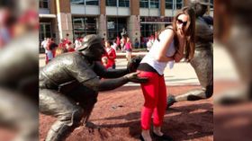 வர வர உங்க சேட்டை எல்லாம் அளவே இல்லாம போயிட்டு இருக்கு! சிலைகளுடன் குறும்பு! வர வர உங்க சேட்டை எல்லாம் அளவே இல்லாம போயிட்டு இருக்கு! சிலைகளுடன் குறும்பு!