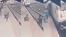 இந்த மனசுதான் சார்: உயிரையும் காப்பாற்றிக் கொடுத்து பரிசுத் தொகையையும் கொடுத்த இளைஞர்- பரவும் வீடியோ இந்த மனசுதான் சார்: உயிரையும் காப்பாற்றிக் கொடுத்து பரிசுத் தொகையையும் கொடுத்த இளைஞர்- பரவும் வீடியோ