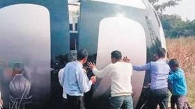 வானத்தில் இருந்து விழுந்து கிராம மக்களை பதறவைத்த மர்ம பெட்டி: அப்படி அதில் என்னதான் இருந்தது?