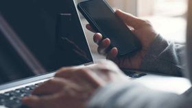 டேட்டிங் வலைதள சேவையான டிண்டரில் அறிமுகமான பெண்ணை நம்பி ரூ.14 கோடி பறிகொடுத்த நபர்.! எப்படி தெரியுமா?