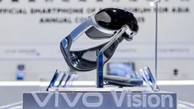Vivo Vision வந்தாச்சு.. விவோவின் முதல் மிக்ஸ்டு ரியாலிட்டி ஹெட்செட்.. Apple Vision Pro-வின் அட்டை காப்பி!