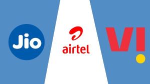 Jio vs Airtel vs Vi: जानें कौन दे रहा है 30 दिनों की वैलिडीटी और ज्यादा डेटा के साथ बेस्ट प्लान
