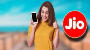 Reliance Jio का 583 रुपये वाला प्लान बना सबसे धाकड़! Disney+ Hotstar के साथ बहुत कुछ Reliance Jio का 583 रुपये वाला प्लान बना सबसे धाकड़! Disney+ Hotstar के साथ बहुत कुछ