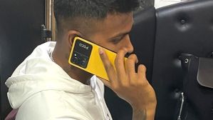 किस इंडियन क्रिकेटर के हाथों में है Poco X5 Pro Smartphone 
