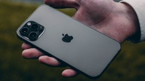 16,000 फीट की ऊंचाई से गिरने के बाद भी नहीं टुटा iPhone, जाने वजह 16,000 फीट की ऊंचाई से गिरने के बाद भी नहीं टुटा iPhone, जाने वजह