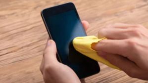 Phone Screen साफ करने के लिए अपनाएं ये सुरक्षित और सरल उपाय, होंगे गजब फायदे
