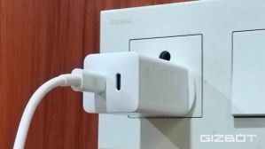 सिर्फ Black और White कलर में ही क्यों आते हैं स्मार्टफोन के चार्जर?, जानें वजह
