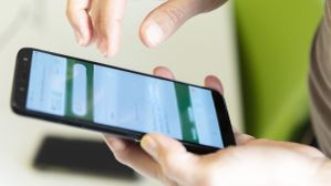 बार-बार हो रहा है आपका Phone हैंग, जानें कैसे करें अपने फोन को स्मूद और फास्ट बार-बार हो रहा है आपका Phone हैंग, जानें कैसे करें अपने फोन को स्मूद और फास्ट