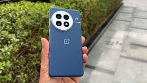 Switching From a Feature Phone to a Smartphone? Here Are 5 Things You Need to Know Switching From a Feature Phone to a Smartphone? Here Are 5 Things You Need to Know