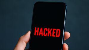 5 Smartphone Hacking Tricks People Fall for Every Day—And Why 5 Smartphone Hacking Tricks People Fall for Every Day—And Why
