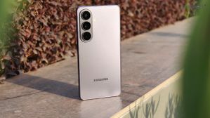 Samsung Galaxy S26 Review: Still the Comfort Food of Flagship Phones 