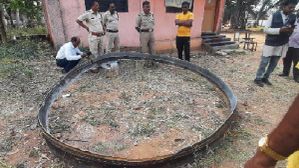 ಮಹಾರಾಷ್ಟ್ರದ ಗ್ರಾಮದಲ್ಲಿ ಆತಂಕ ಮೂಡಿಸಿದ ಚೀನಾದ ರಾಕೆಟ್ ಅವಶೇಷ! ಮಹಾರಾಷ್ಟ್ರದ ಗ್ರಾಮದಲ್ಲಿ ಆತಂಕ ಮೂಡಿಸಿದ ಚೀನಾದ ರಾಕೆಟ್ ಅವಶೇಷ!