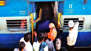 ಆನ್‌ಲೈನ್‌ನಲ್ಲಿ ಟಿಕೆಟ್‌ ಬುಕ್‌ ಮಾಡಿ ರೈಲು ಸಂಚಾರ ಮಾಡಿದ್ರೂ ಬೀಳುತ್ತೆ ದಂಡ; IRCTC ನೀಡಿದ ಎಚ್ಚರಿಕೆ ಏನು?  
