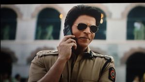 ಒಂದು ಬ್ರಾಂಡ್‌ನಿಂದ ಕೋಟಿಗಟ್ಟಲೇ ಸಂಭಾವನೆ... ಮತ್ತೊಂದು ಬ್ರಾಂಡ್‌ನ ಫೋನ್‌ ಬಳಸಿ ಸಿಕ್ಕಿಬಿದ್ದ ಶಾರುಖ್!