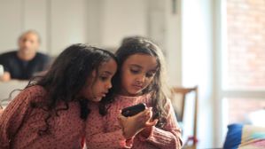 ಪೋಷಕರೇ ಮಕ್ಕಳ ಮೇಲೆ ಇರಲಿ ಎಚ್ಚರ! ಸ್ಮಾರ್ಟ್ಫೋನ್ ಚಟದಿಂದ ನಾಲ್ಕು ಮಕ್ಕಳಲ್ಲಿ ಓರ್ವರಿಗೆ ದೃಷ್ಟಿ ಸಮಸ್ಯೆ ಪೋಷಕರೇ ಮಕ್ಕಳ ಮೇಲೆ ಇರಲಿ ಎಚ್ಚರ! ಸ್ಮಾರ್ಟ್ಫೋನ್ ಚಟದಿಂದ ನಾಲ್ಕು ಮಕ್ಕಳಲ್ಲಿ ಓರ್ವರಿಗೆ ದೃಷ್ಟಿ ಸಮಸ್ಯೆ