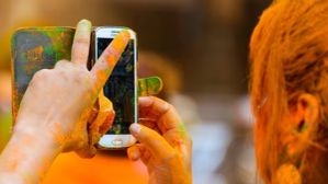 ಹೋಳಿ ಆಚರಣೆ ಮಾಡುವಾಗ ಇರಲಿ ಎಚ್ಚರ! ಸ್ಮಾರ್ಟ್‌ಫೋನ್‌, ಇಯರ್‌ಫೋನ್‌ಗಳನ್ನು ಈ ರೀತಿ ರಕ್ಷಿಸಿ