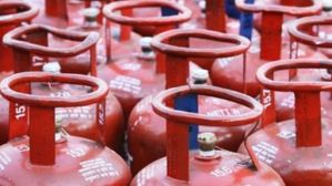 இந்த புது ரூல்ஸ் தெரியாம LPG சிலிண்டர் புக் பண்ணிடாதீங்க.. மாத கணக்கு, ஆண்டு கணக்கு, மொபைல் நம்பர், இ-கேஒய்சி! இந்த புது ரூல்ஸ் தெரியாம LPG சிலிண்டர் புக் பண்ணிடாதீங்க.. மாத கணக்கு, ஆண்டு கணக்கு, மொபைல் நம்பர், இ-கேஒய்சி!