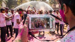 Holi 2026: रंगों में मस्ती, लेकिन फोन की भी हो सेफ्टी! ऐसे रखें अपने गैजेट्स को Holi-Proof