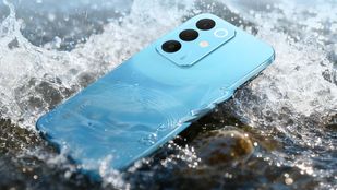 அடிச்சு தூக்குது விற்பனை.. 7000mAh பேட்டரி.. SONY கேமரா.. 60W ஃபாஸ்ட் சார்ஜிங்.. 16GB ரேம்.. எந்த மாடல்?