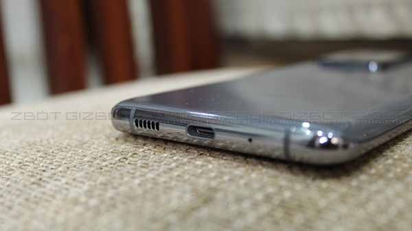 Sturdy Build Quality, IP68 Certified, No 3.5mm Headphone Jack Sturdy Build Quality, IP68 Certified, No 3.5mm Headphone Jack