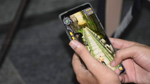 OnePlus 8 Gaming Performance: Plays Any Game That You Throw At It OnePlus 8 Gaming Performance: Plays Any Game That You Throw At It