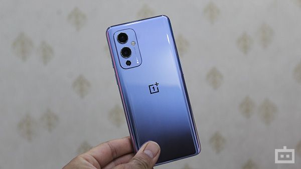Design And Display- Looks Like OnePus 9 Pro, feels Like OnePlus 8T Design And Display- Looks Like OnePus 9 Pro, feels Like OnePlus 8T