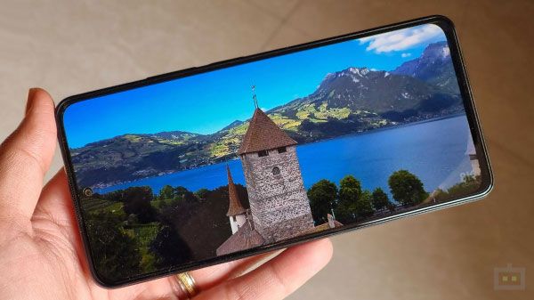2. Good Multimedia Performance- Large AMOLED Display + Dual Stereo Speakers 2. Good Multimedia Performance- Large AMOLED Display + Dual Stereo Speakers