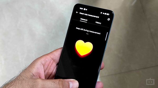 Built-in Heart Rate Sensor & Stereo Speakers Built-in Heart Rate Sensor & Stereo Speakers