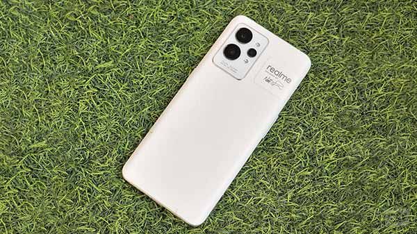 Realme GT 2 Pro Design- Bio-Based Polymer Stays Smudge Free And Is Environmental Friendly Realme GT 2 Pro Design- Bio-Based Polymer Stays Smudge Free And Is Environmental Friendly