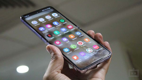 Samsung Galaxy Z Flip 4 Review: Hinge Hindrances Samsung Galaxy Z Flip 4 Review: Hinge Hindrances