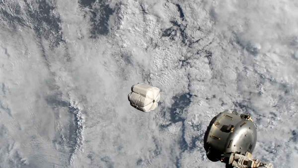 Video Shows International Space Station Spewing Garbage Towards Earth Video Shows International Space Station Spewing Garbage Towards Earth
