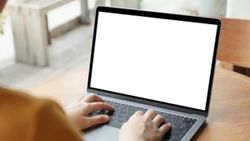 ખોળામાં Laptop રાખીને કરો છો કામ? થઈ શકે છે ખતરનાક બીમારી
