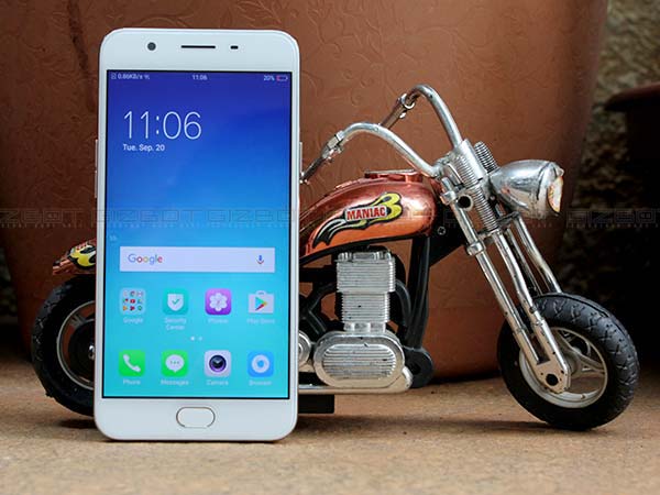 Oppo F1s (Rs. 17,999)