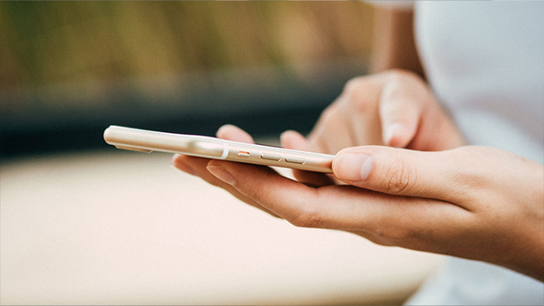 ચાલતા ચાલતા ફોન વાપરો છો? તો આ ફીચર બચાવશે તમારો જીવ