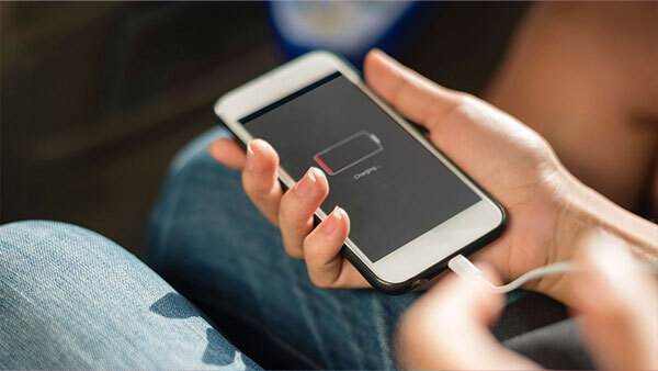 ફોન ચાર્જ નથી થતો, તો સર્વિસ સેન્ટર જતા પહેલા ઘરે જ કરો આ કામ